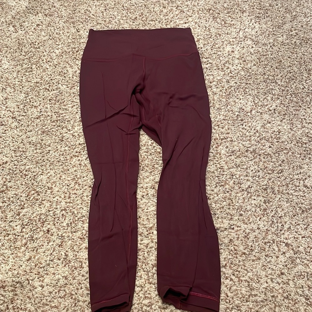 Burgundy lululemon crop aligns